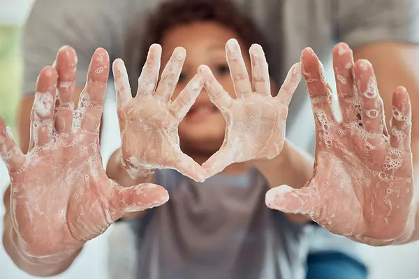 Encourager l'indépendance : enseigner à votre enfant une bonne hygiène dans la salle de bain